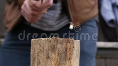 伐木工人用斧头砍柴，劈柴。 劈柴和砍柴。 慢动作